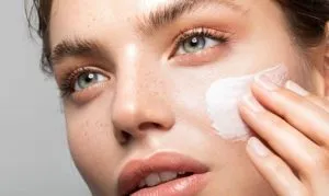 لوسیون اسنس روشن کننده کلینیک مدل Even Better Brightening Essence Lotion 4 What is the best facial cleansing cream and what features should it have 1