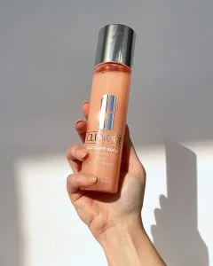 لوسیون آبرسان کلینیک مدل moisture surge Hydro-Infused Lotion 4 photo 2024 03 17 09 41 40