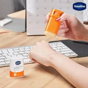 استیک ضد آفتاب آبرسان یوی پروتکشن SPF 50 وازلین 15 میلی لیتر 3 7EDB5D29 68BA 4D4D 98AB 333E08AE8C4C