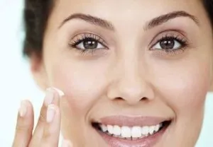 ﻓﻠﻮﺋﯿﺪ ضد آفتاب بدن فوق العاده ﺳﺒﮏ +SPF 50 لاروش پوزایر 50 میلیلیتر 3 images 8